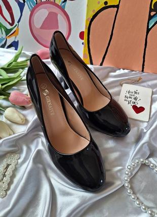 Черные лаковые туфли на каблуке классические базовые3 фото