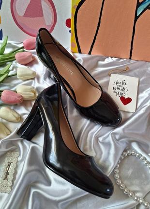 Черные лаковые туфли на каблуке классические базовые7 фото