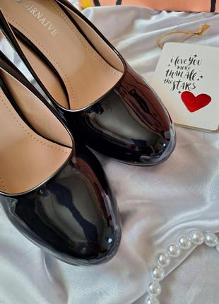 Черные лаковые туфли на каблуке классические базовые8 фото