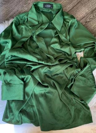 Зеленое шелковое платье