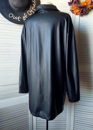 Черное трендовое платье-рубашка оверсайз из эко - кожи на пуговицах boohoo.6 фото