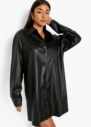 Чорне трендове плаття-сорочка оверсайз з екошкіри на ґудзиках boohoo.1 фото
