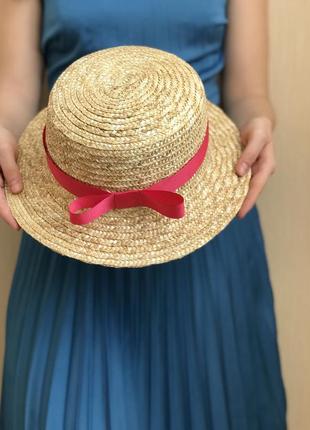 Соломенная шляпа канотье с малиновой лентой1 фото