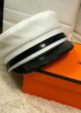 Кепи белая с черным козырьком