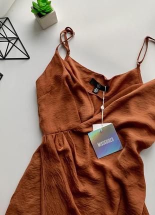 Горчичное сатиноевое горчичное коричневое мини платье декольте7 фото