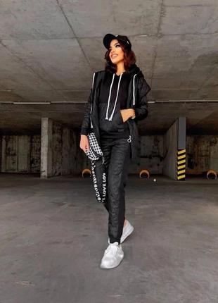 Стьобаний теплий спортивний костюм трійка з жилеткою з кішенями з кофтою з капюшоном з кішенею кенгуру з штанами