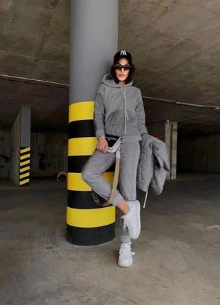 Стьобаний теплий спортивний костюм трійка з жилеткою з кішенями з кофтою з капюшоном з кішенею кенгуру з штанами