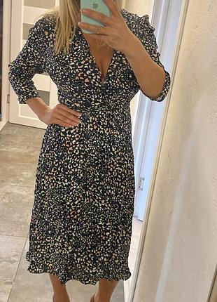 Красивое платье миди на запах тигровый принт