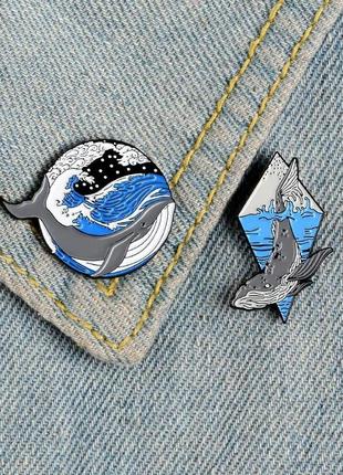 Набір значків/пінов металевих кити в морських хвилях (2 шт.)3 фото