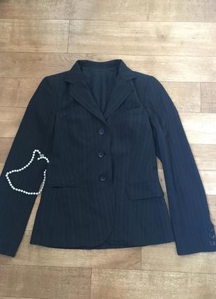 Піджак італія. піджак у смужку. чорний піджак з кишенями. піджак на гудзиках.