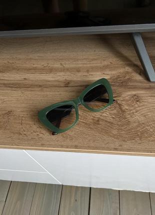 Нові сонцезахисні окуляри в пластиковій оправі2 фото