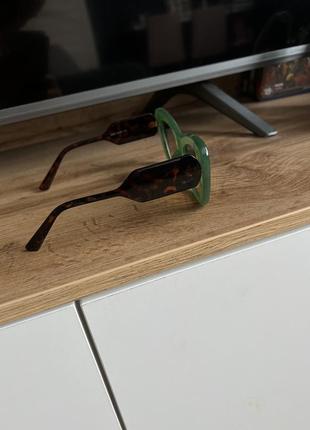 Новые солнцезащитные очки в пластиковой оправе3 фото