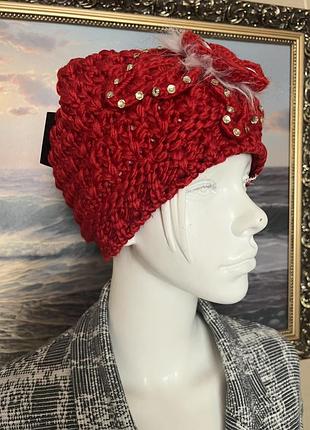 Очень красивая и стильная вязаная шапка.