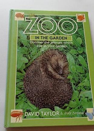 Книга англійською the zoo in the garden discover the animals which live in your garden