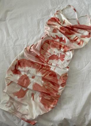 Платье облегающее с драпировкой в узор на бретельке