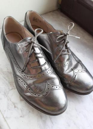Фірмові сріблясті шкіряні туфлі-оксфорди (розмір 39.5-40)
