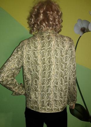Джинсова курточка з зміїним принтом4 фото