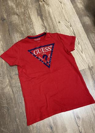 Футболка guess червоного кольору розмір хс