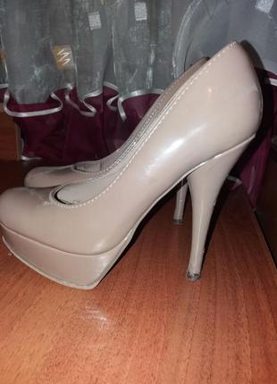 Бежевые туфли