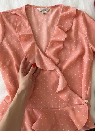 Блуза miss selfridge топ персиковая коралловая в горошек на запах с рюшами4 фото