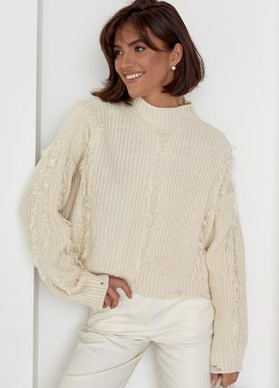 Женский свитер с рваным эффектом и бахромой5 фото