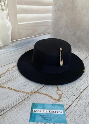 Черная шляпа канотье с цепочкой и булавкой