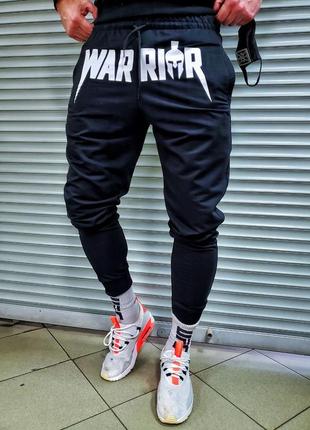 Осенние чёрные спортивные штаны брюки на манжете warrior чорні штани джогери з принтом воїн1 фото