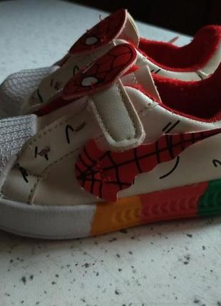 Продам новые кроссовки на мальчика