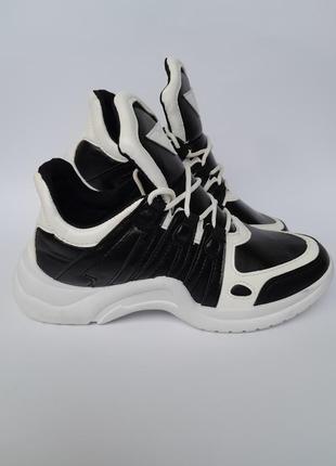 Продам жіночі кросівки чорно-білі