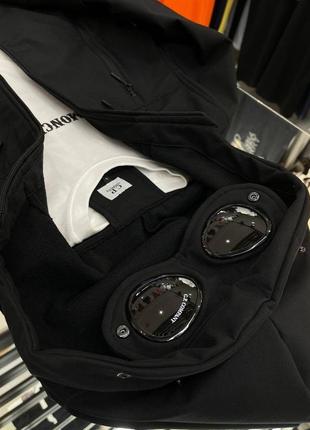Осеняя чёрная куртка soft shell с линзами cp company чорна чоловіча куртка на мікро флісі cp company з лінзами2 фото