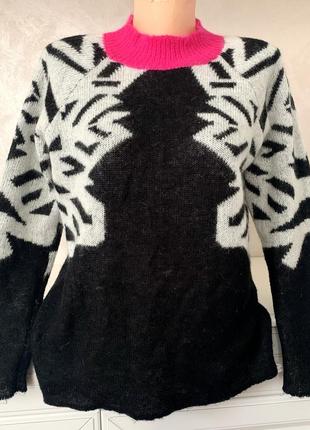 Брендовый шерстяной свитер с высокой горловиной