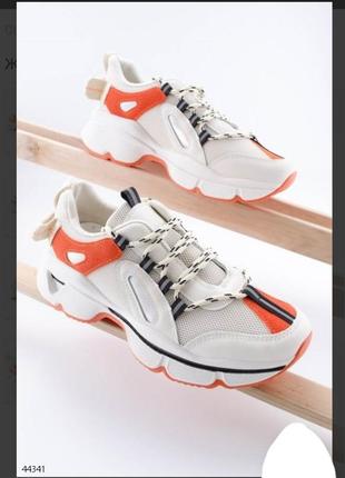 Стильные белые кроссовки на платформе с оранжевым красивые