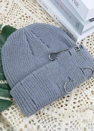 Шапка мини-бини рваная с булавками и кольцами (докер, вязаная, короткая, с подворотом) красная, унисекс8 фото