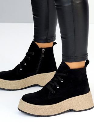 Круті чорні жіночі замшеві черевики натуральна замша на бежевій підошві