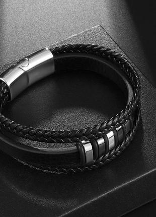 Черный кожаный браслет с серебристыми металлическими вставками3 фото