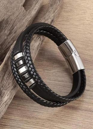 Черный кожаный браслет с серебристыми металлическими вставками5 фото