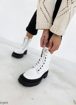 Черевики білі шкіряні з гербом