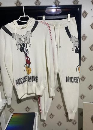 Шикарный костюм moschino
