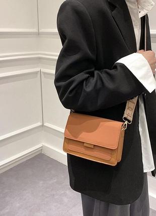 Женская сумочка кросс-боди на широком ремешке замшевая, коричневая