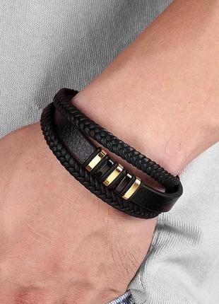 Черный кожаный браслет с золотистыми металлическими вставками и магнитным замком2 фото