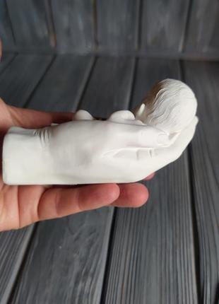 Статуетка рука з дитиною, немовля в долоні3 фото