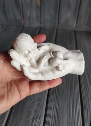 Статуетка рука з дитиною, немовля в долоні2 фото