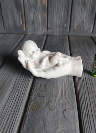 Статуэтка рука с ребенком, младенец в ладони