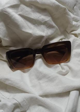 Сонцезахисні окуляри коричневі класичні