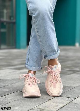 Ніжно-рожеві об'ємні жіночі кросівки9 фото