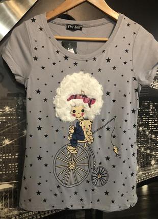 Красивая футболка с мохнатым принтом