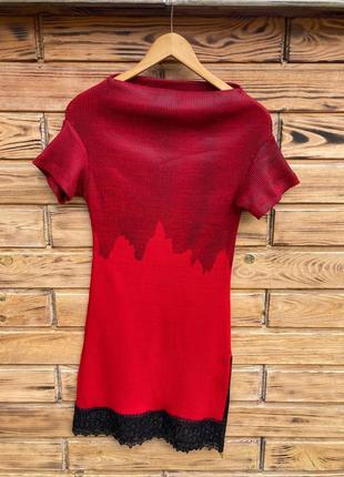 Женское красное платье с кружевом