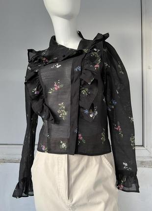 Цікава чорна сатирова блуза рубашка в квіточку з рюшами бахромою та високим горлом h&m