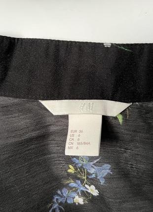 Цікава чорна сатирова блуза рубашка в квіточку з рюшами бахромою та високим горлом h&m9 фото