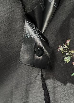 Цікава чорна сатирова блуза рубашка в квіточку з рюшами бахромою та високим горлом h&m10 фото